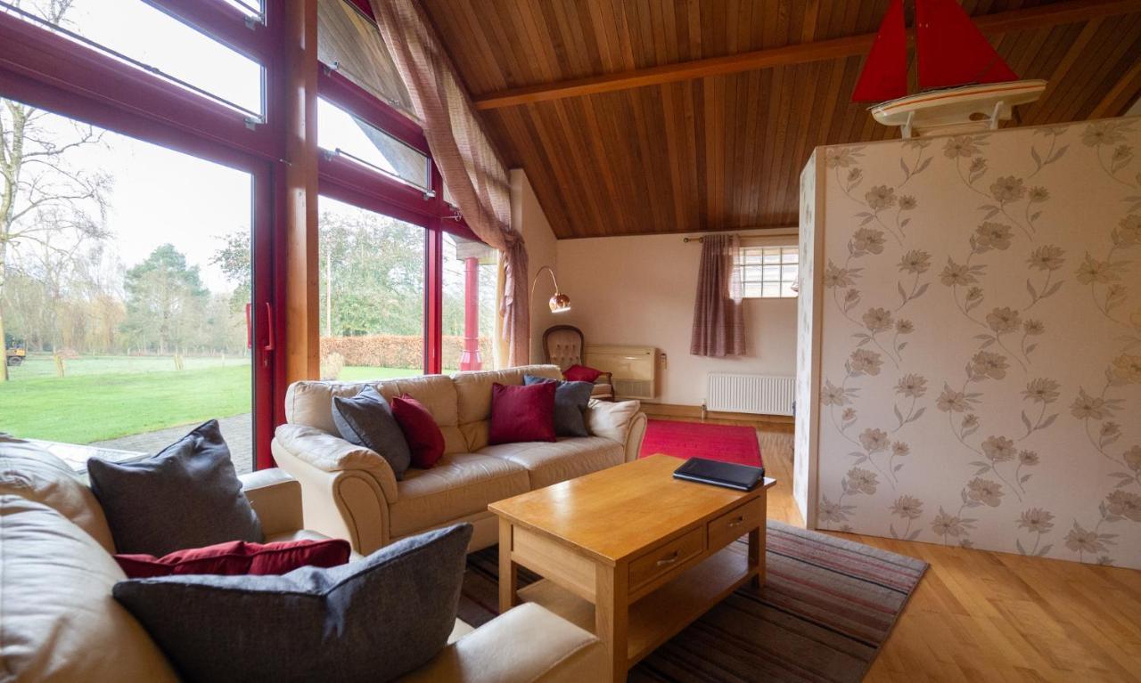 Surlingham Lodge Studio Large Family Cottage Norwich Exterior photo