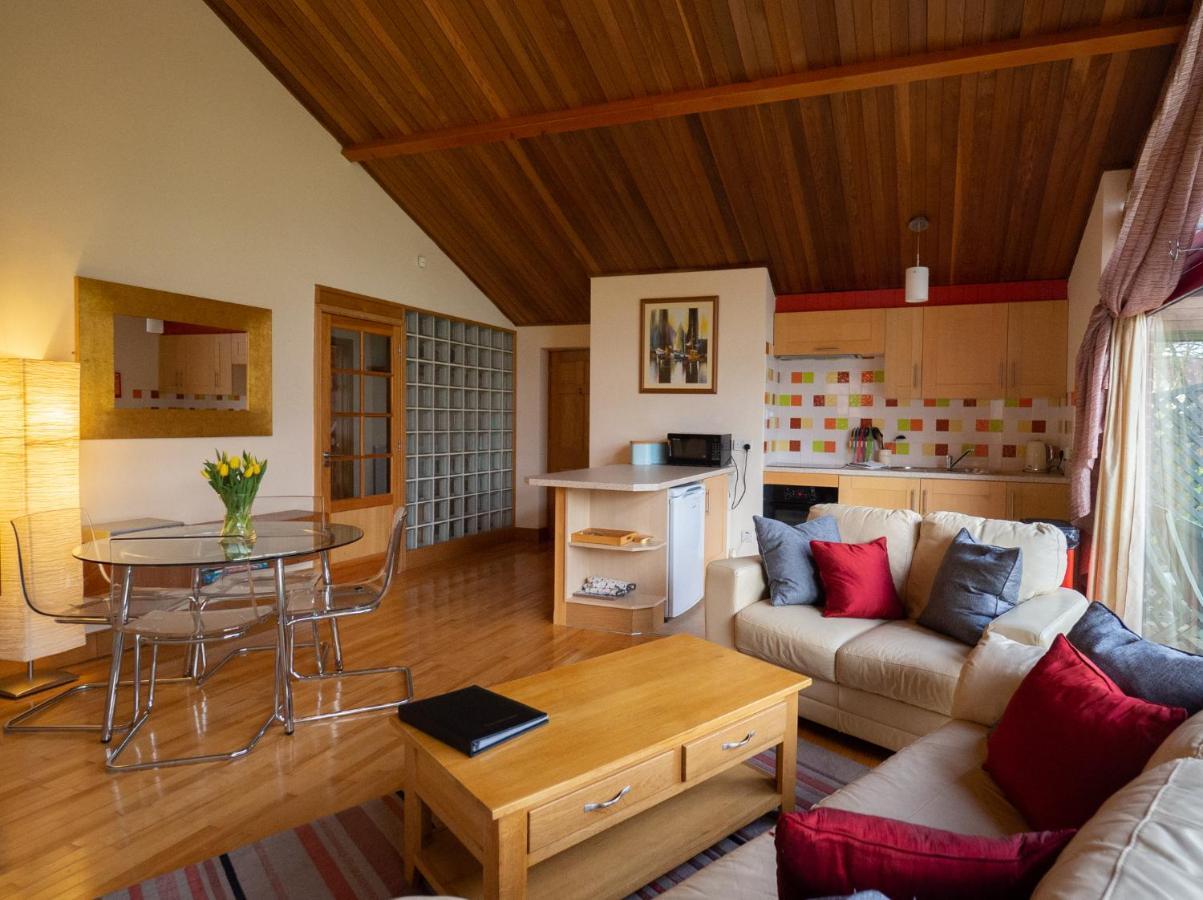 Surlingham Lodge Studio Large Family Cottage Norwich Exterior photo