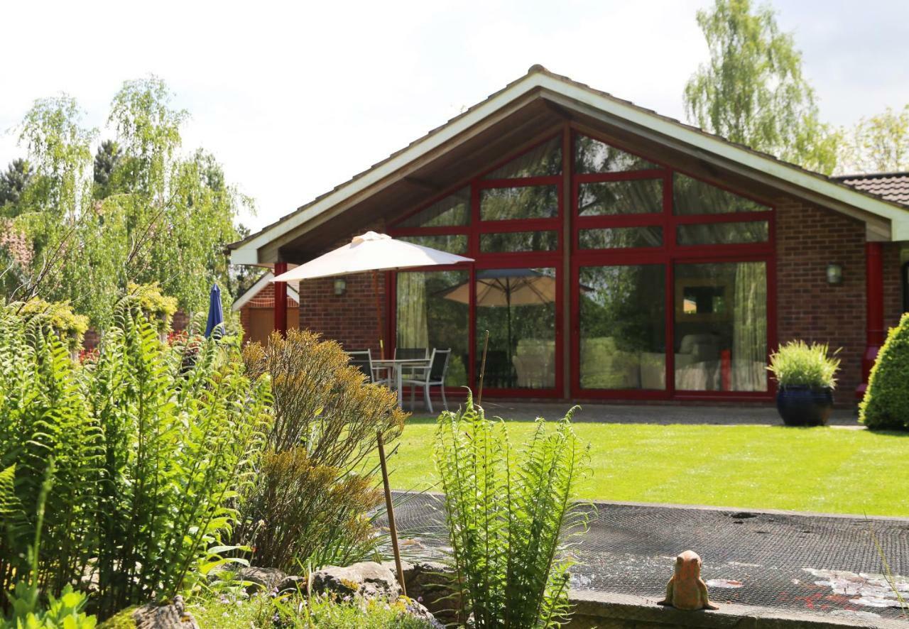 Surlingham Lodge Studio Large Family Cottage Norwich Exterior photo